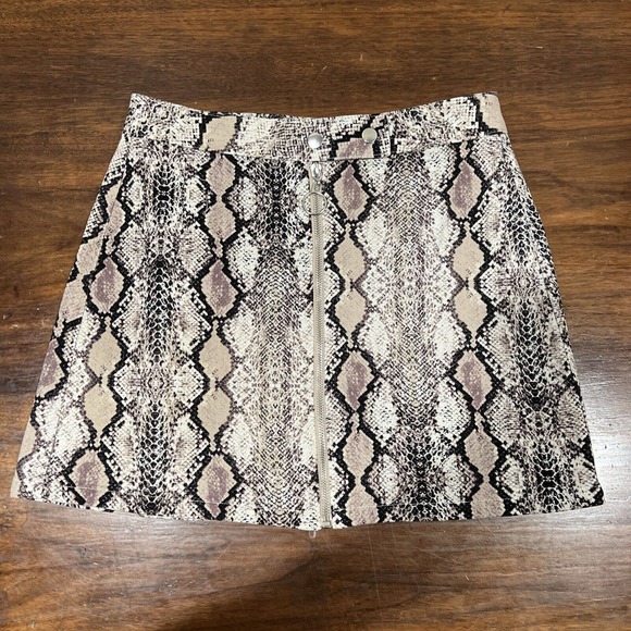 Altar'd State Dresses & Skirts - Altered State Skirt Women Medium Zip‎ Front Snake Print Short